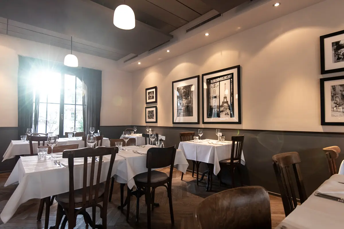 Bistrotische der Brasserie Obstberg