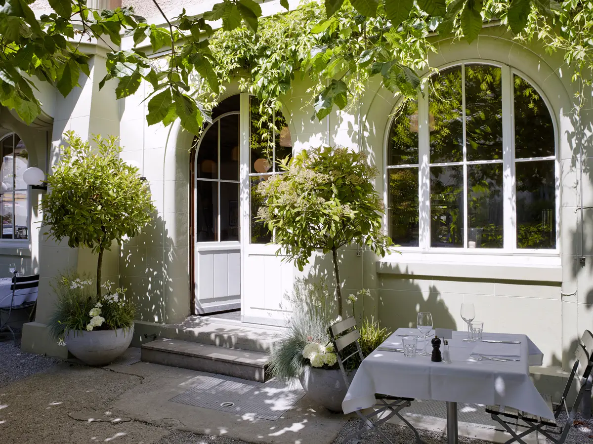 Gartenterrasse der Brasserie Obstberg mit Gästen