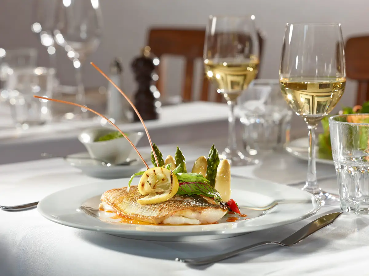 Fischfilet mit Gemüse in der Brasserie Obstberg