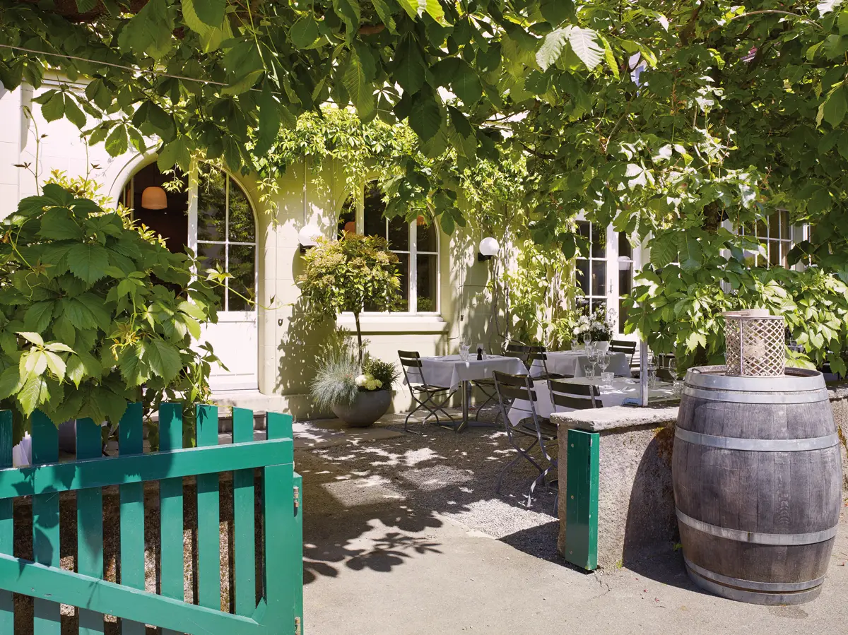 Sonniger Garten der Brasserie Obstberg